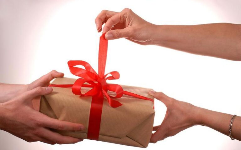 المذهب الحنفي: هدايا الخطبة تعامل معاملة الهبة