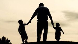 كيف يصبح الرجل قدوة صالحة لأبنائه وأسرته في الحياة اليومية؟