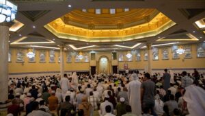 صلاة تحية المسجد أثناء خطبة الجمعة..