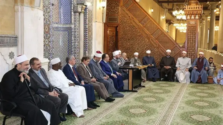 أكثر من 100 عالم من 50 دولة